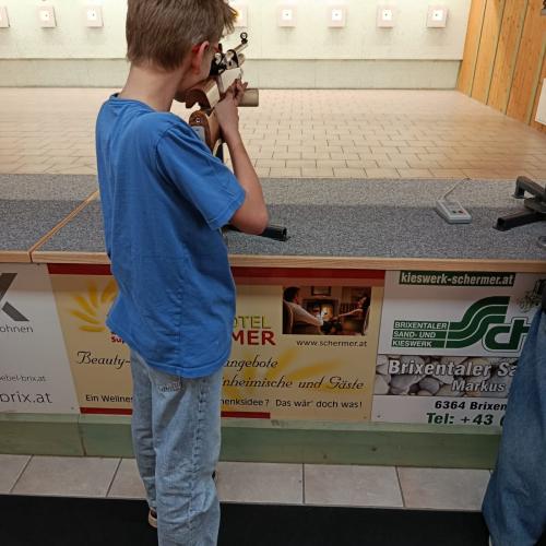 Bub beim Zielen