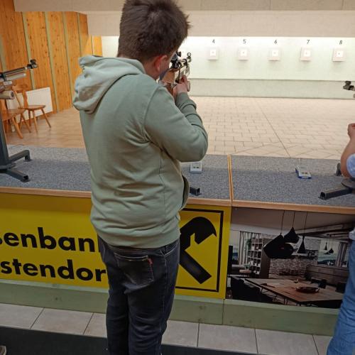 Bub beim Zielen