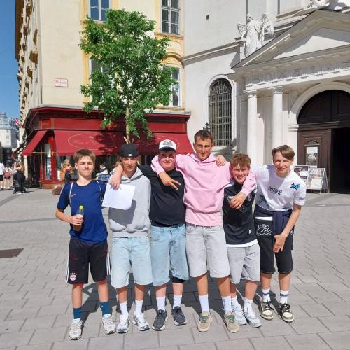 Gruppe von Kindern in der Innenstadt