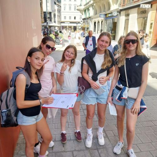 Gruppe von Kindern in Innenstadt