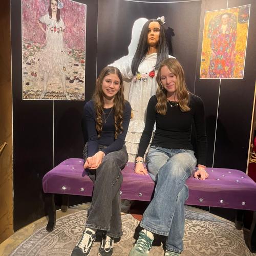 2 Mädchen in Madame Tussauds
