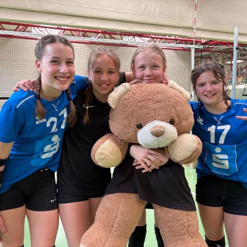 4 Mädchen mit Maskottchen