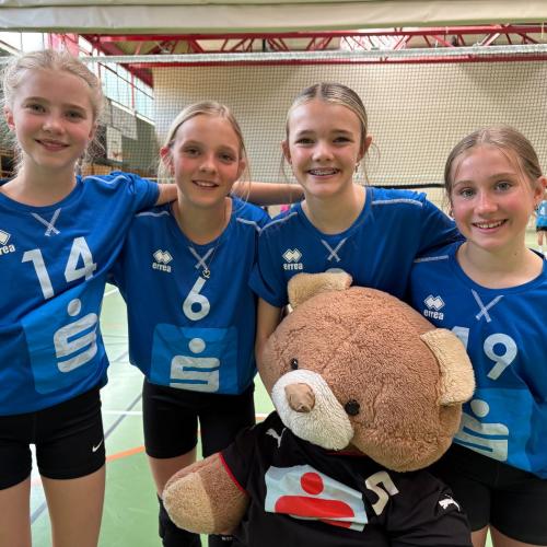 4 Mädchen mit Maskottchen