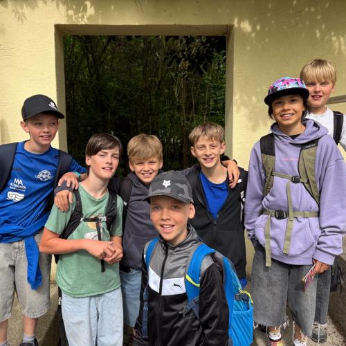 Gruppe von Schülern im Zoo