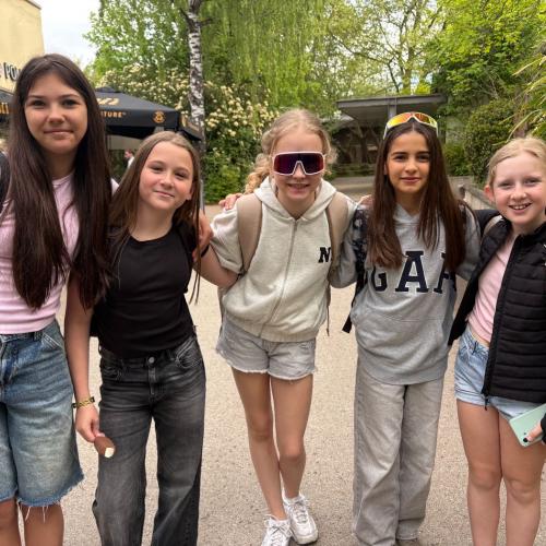 Gruppe von Schülern im Zoo