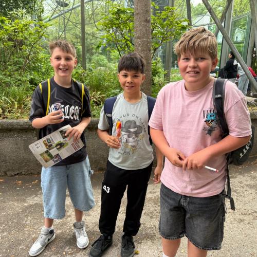 Gruppe von Schülern im Zoo
