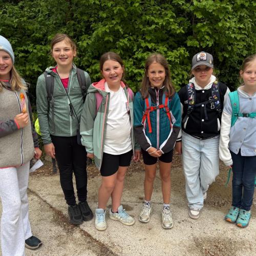 Gruppe von Schülern im Zoo