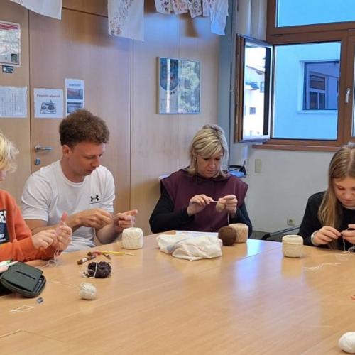 Kinder beim Häkeln