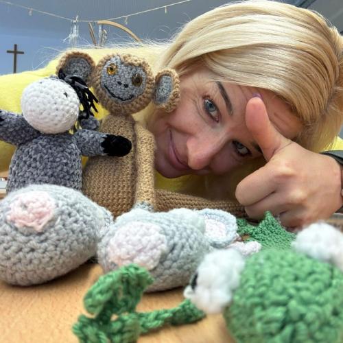 Lehrerin mit tierischen Lesezeichen