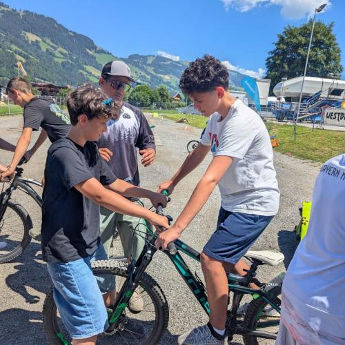 Kinder mit Fahrrädern