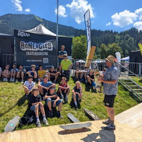 Kinder bei Skate Park