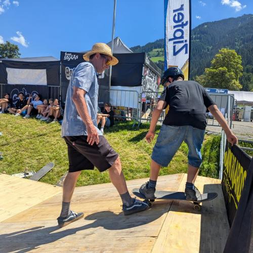 Bub auf Skateboard