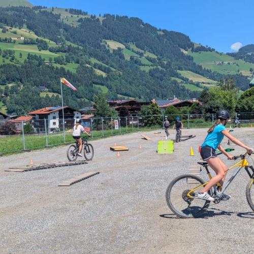 Kinder auf Fahrrad Parcours