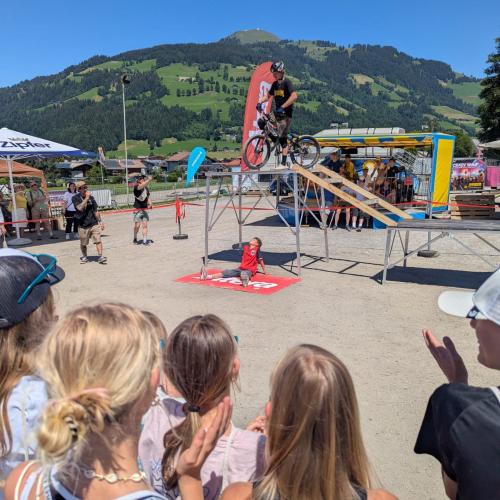 Kinder schauen bei Fahrrad-Sprung zu