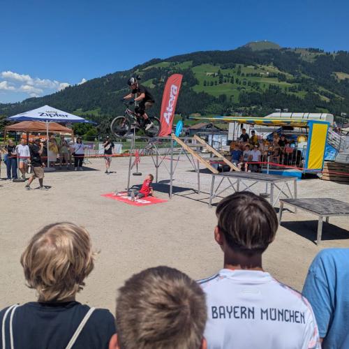 Kinder schauen bei Fahrrad-Sprung zu