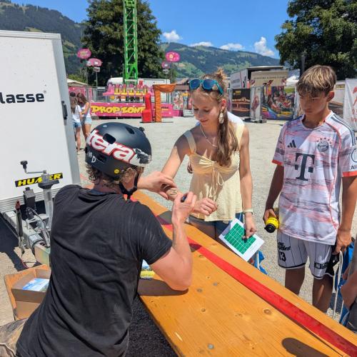 Kinder bei Autogramm-Tisch