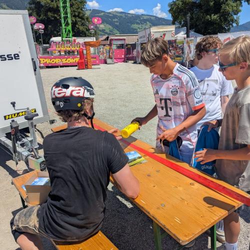 Kinder bei Autogramm-Tisch