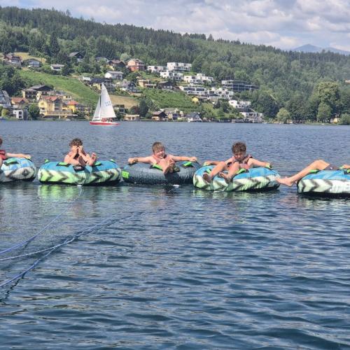 Kinder in Wasserreifen