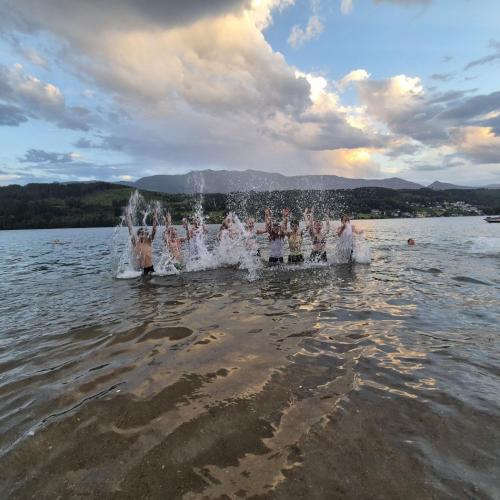 Buben im Wasser beim Spritzen