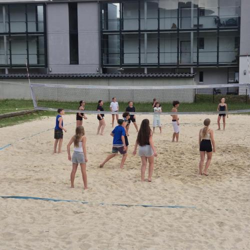 Kinder beim Beachvolleyball