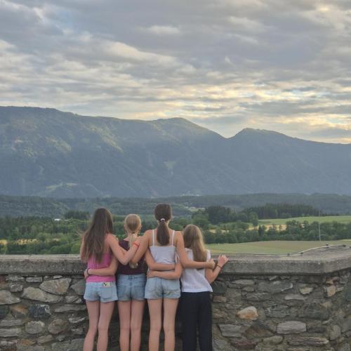 Mädchen schauen in die Ferne