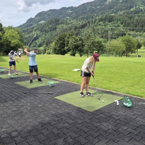 Kinder beim Golf Spielen