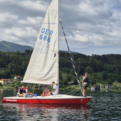Kinder auf Segelboot