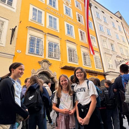Kinder vorm Mozart Geburtshaus