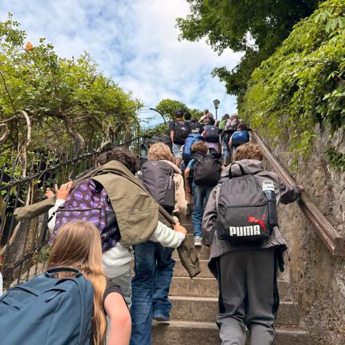 Kinder gehen über Treppe