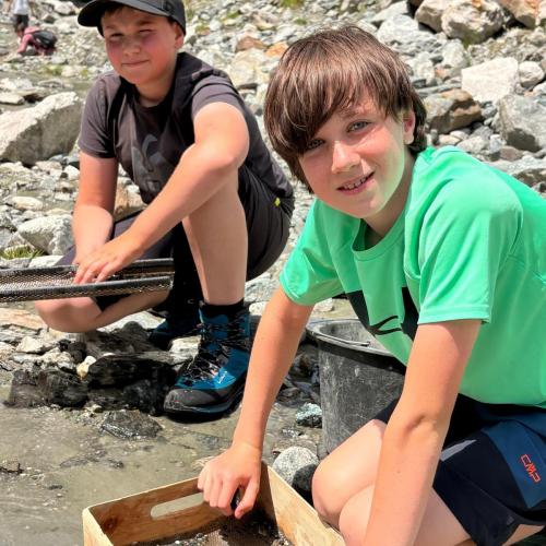 Kinder beim Smaragde Suchen
