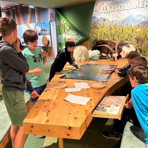 Kinder im Nationalparkzentrum