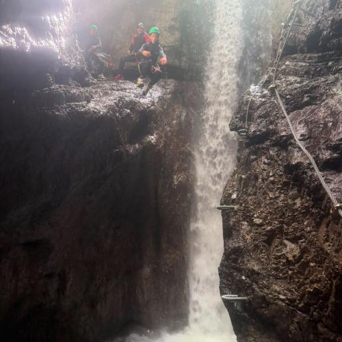 Bild von Wasserfall mit Kinder auf Felsen