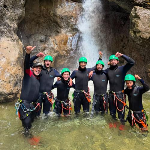 Gruppenbild vor Wasserfall