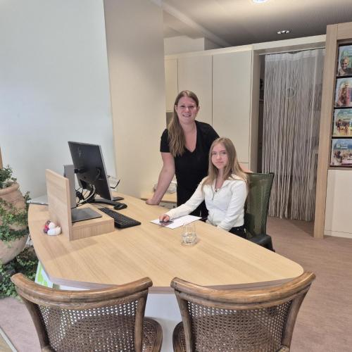 Mädchen schnuppert in Reisebüro