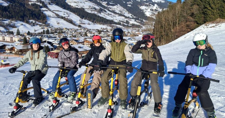 6 Schüler und Schülerinnen auf Snowbikes