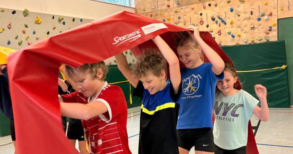 Kinder bei einer Team-Übung