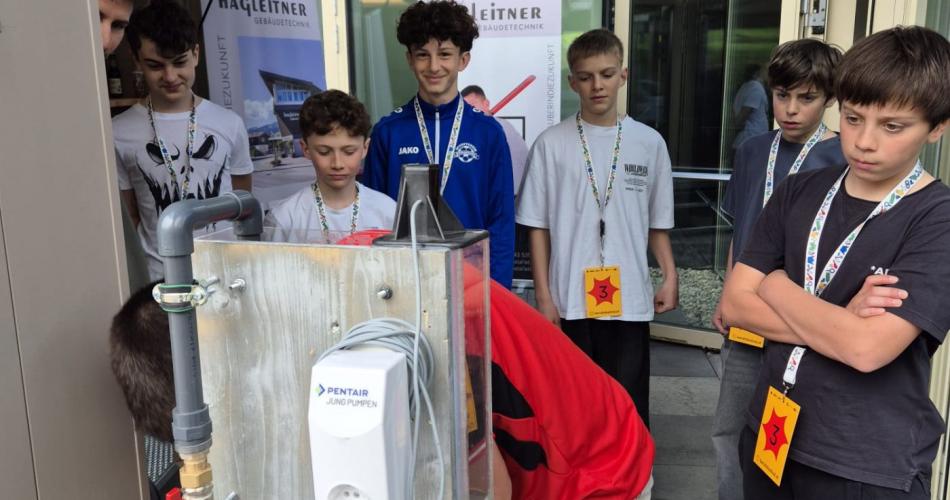 Schüler an einem Stand am Berufsfestival