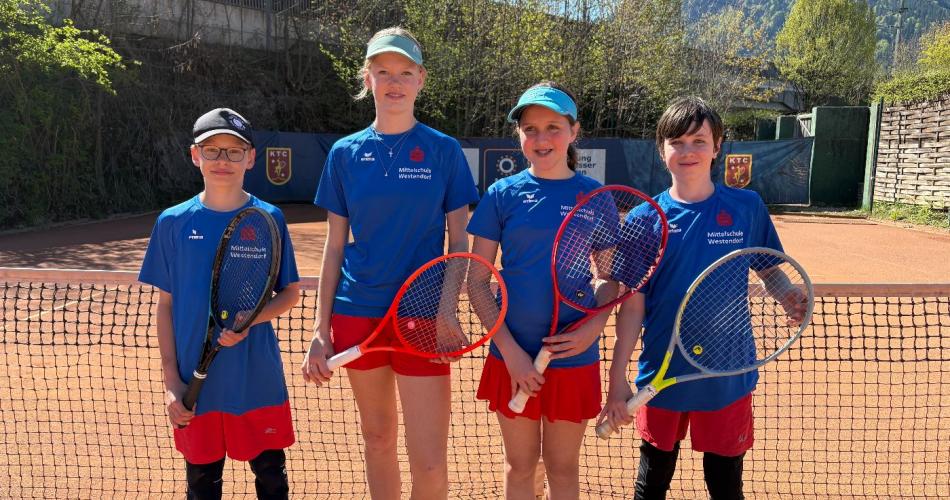 3 Kinder am Tennisplatz mit Schläger vor Netz 