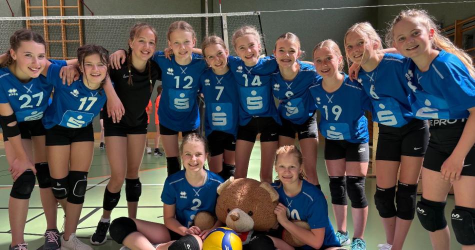 Gruppenbild mit Maskottchen