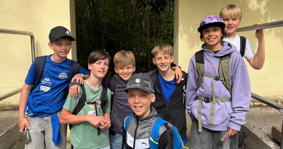 Gruppe von Schülern im Zoo