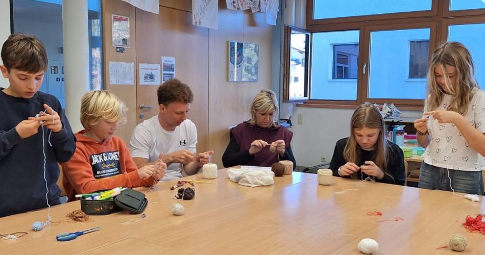Kinder beim Häkeln