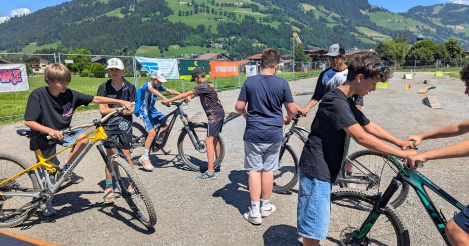 Kinder mit Fahrrädern