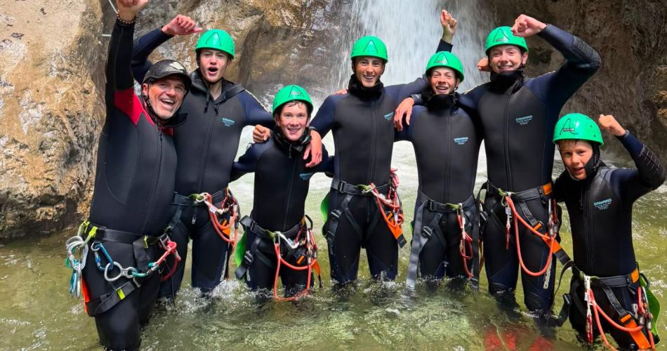 Gruppenbild vor Wasserfall